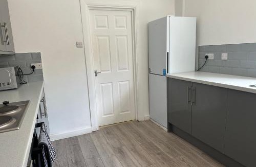 Briton Ferry House | Cosy modern 4 bedroom home with backyard