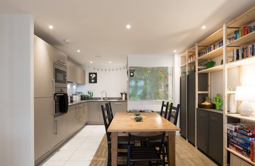 Tottenham Hale Apartment | Cosy Modern Apartment Near Tube, Parks & Lakes