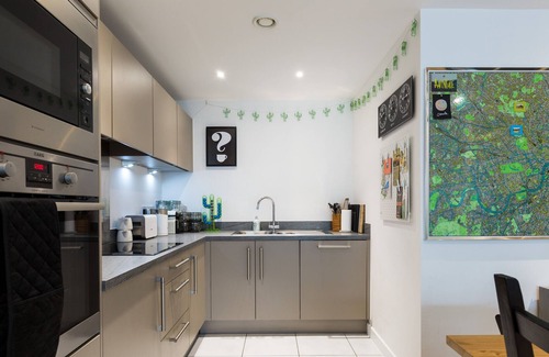 Tottenham Hale Apartment | Cosy Modern Apartment Near Tube, Parks & Lakes