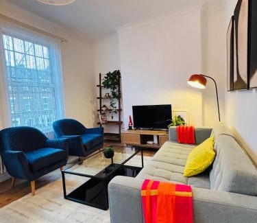North Acton Apartment | Cosy & Modern