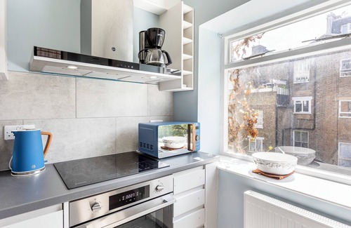 St. Helen's Apartment | Cosy North Kensington Flat