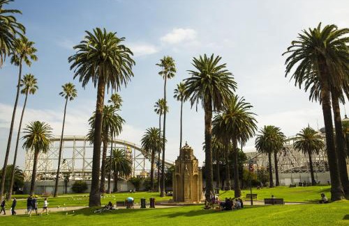 St Kilda Apartment | Cosy One Bedroom Apt Next to Park!