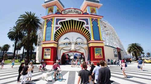 St Kilda Apartment | Cosy One Bedroom Apt Next to Park!