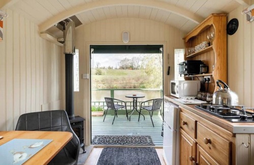 Hadlow Down House | Cosy, peaceful & secluded lakeside cabin. BBQ, Firepit, Fishing, Dogs welcome.