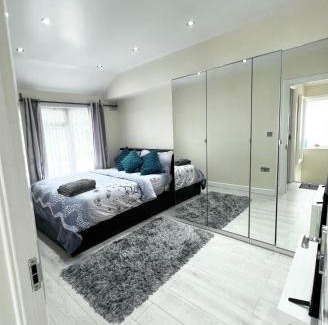 The Wrythe Apartment | Cosy private flat in London, Contractors Free Parking on premise