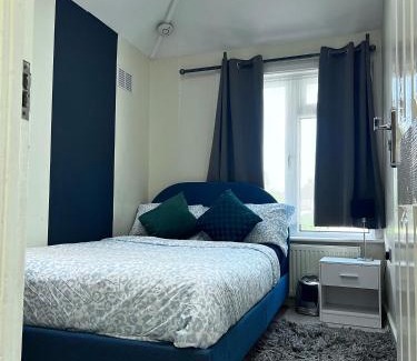 The Wrythe Apartment | Cosy private flat in London, Contractors Free Parking on premise