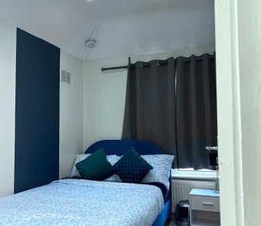 The Wrythe Apartment | Cosy private flat in London, Contractors Free Parking on premise