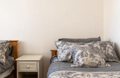 Gillingham House | Cosy Retreat - SmartTV and Wi-Fi
