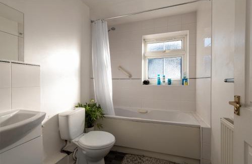Gillingham House | Cosy Retreat - SmartTV and Wi-Fi