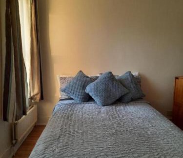Walthamstow Bed & Breakfast | cosy room by c