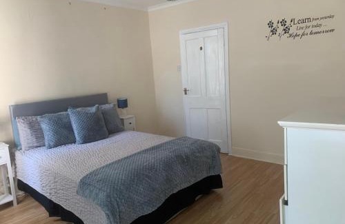 Walthamstow Bed & Breakfast | cosy room by c