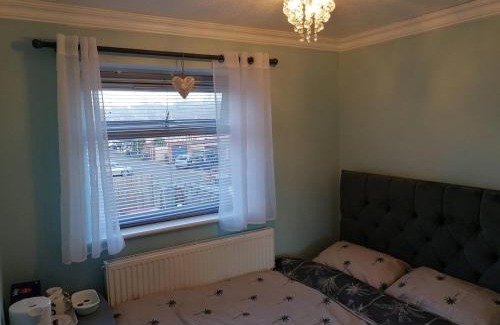 Luton House | Cosy Room Close to Luton Airport & Hospital