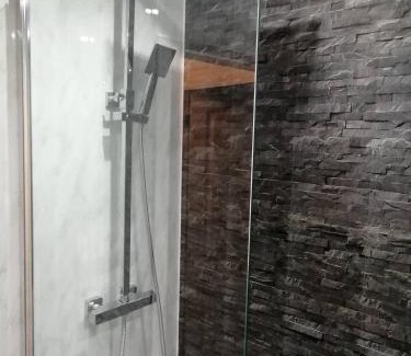 Luton House | Cosy Room Close to Luton Airport & Hospital