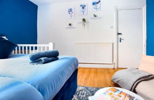 Stroud Green Apartment | Cosy & Spacious Flat - Moments To City Centre - Sleeps 4