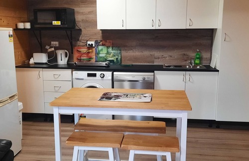 Maryborough Cabin | Cosy Studio Cabin at 94 Churchill Street, Maryborough QLD (Dog Friendly only)