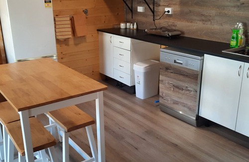 Maryborough Cabin | Cosy Studio Cabin at 94 Churchill Street, Maryborough QLD (Dog Friendly only)