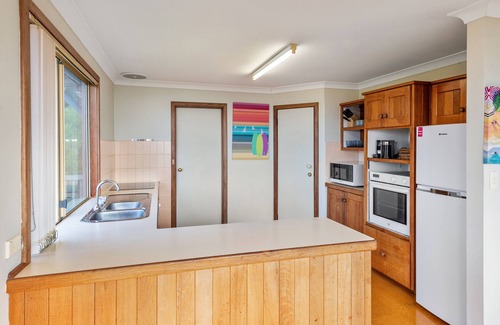 Eagle Bay House | Cosy Timber Holiday Home Boasting Stunning Bay Views