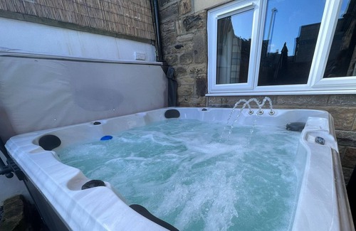 Ilkley Cabin | Cosy Town Centre Cottage Sleeping 8 Dog friendly