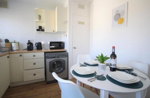 Brentwood House | Cosy Two Bedroom Bungalow in Hutton Brentwood with Free Parking & Garden