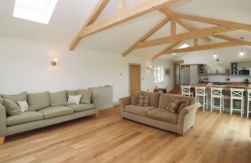 Witney Cottage | COTSWOLD VIEW, family friendly in Shipton Under Wychwood