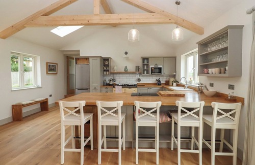 Witney Cottage | COTSWOLD VIEW, family friendly in Shipton Under Wychwood