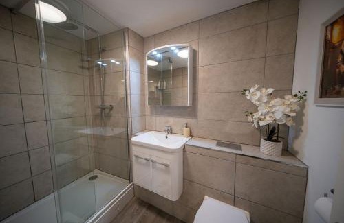 Cirencester Apartment | Cotswolds, 2Bed 1 Bath Historic Flat, Very Central