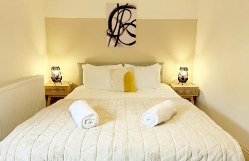 Stroud House | Cotswolds-Stroud-Comfy 4 bed house-Sleeps 10-Free Parking-Wifi
