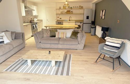 Stroud House | Cotswolds-Stroud-Comfy 4 bed house-Sleeps 10-Free Parking-Wifi