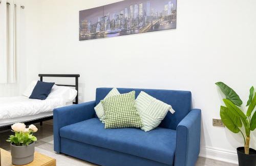 East Acton Apartment | Cottage 25 mins to Central with Free Parking & Large Garden
