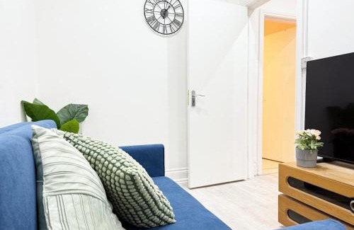East Acton Apartment | Cottage 25 mins to Central with Free Parking & Large Garden
