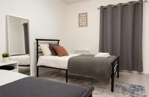 East Acton Apartment | Cottage 25 mins to Central with Free Parking & Large Garden