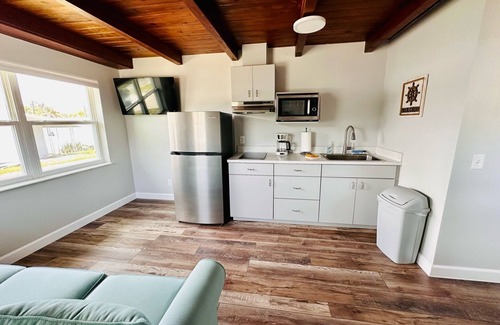 Tavares Cottage | Cottage 31: Hibiscus Hut - Waterfront Lodging in Downtown Tavares, FL