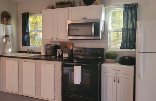 Lynn House | Cottage by the lakeshore with a private hot tub!