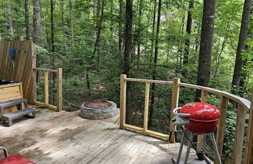 Lynn House | Cottage by the lakeshore with a private hot tub!