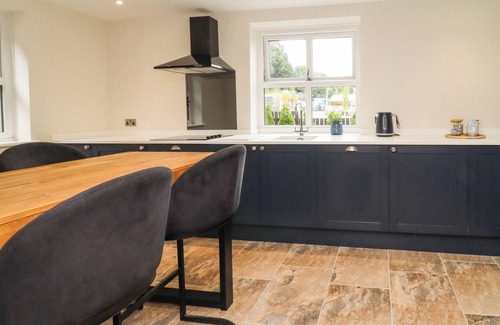 Fence Cottage | COTTAGE BY THE RIVER, family friendly, with hot tub in Whalley