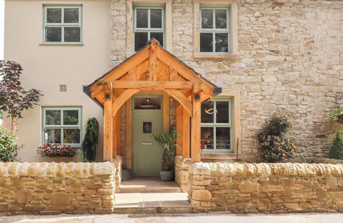 Fence Cottage | COTTAGE BY THE RIVER, family friendly, with hot tub in Whalley