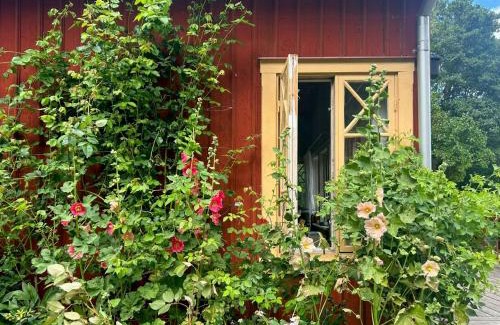 Hjaelteby House | Cottage By The Water In Sundsby Nature Reserve