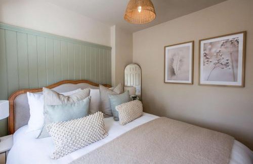 Bourton House | Cottage Central Location Parking Fireplace Garden