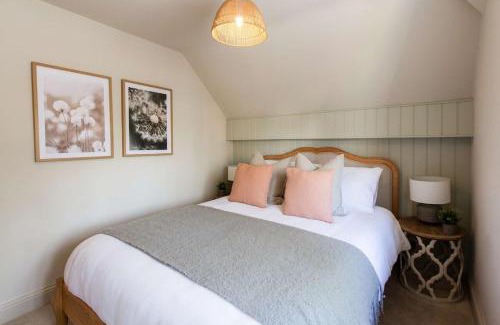 Bourton House | Cottage Central Location Parking Fireplace Garden