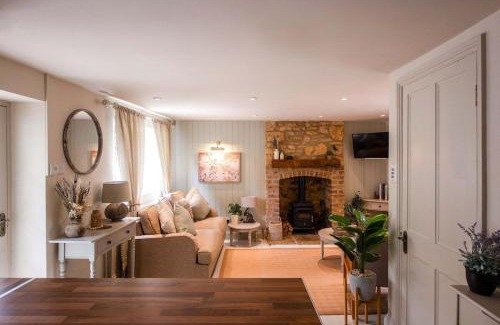 Bourton House | Cottage Central Location Parking Fireplace Garden