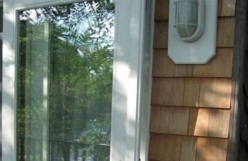Falmouth Cottage | Cottage facing fresh water pond