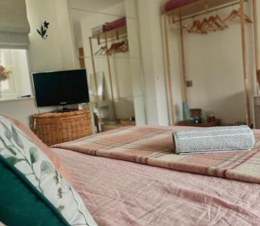 Gloucester Bed & Breakfast | Cottage Guest House Nr Cheltenham on Cotswold Edge