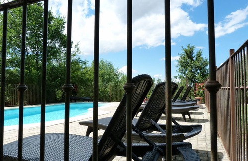 Pernes-les-Fontaines Apartment | Cottage in Mas Provençal-Great comfort-Exceptional view-Patio-Shared pool
