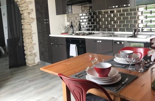 Entrechaux Cottage | Cottage 'La Licorne' with Mountain View, Wi-Fi and Air Conditioning