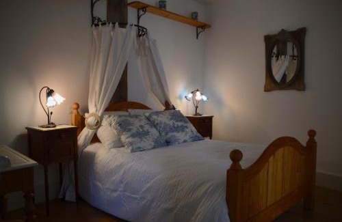 Aubigny-sur-Nere House | Cottage Mackinley, domaine entier, séjour nature et détente automnale, 15 pers, Centre Historique, gare TER