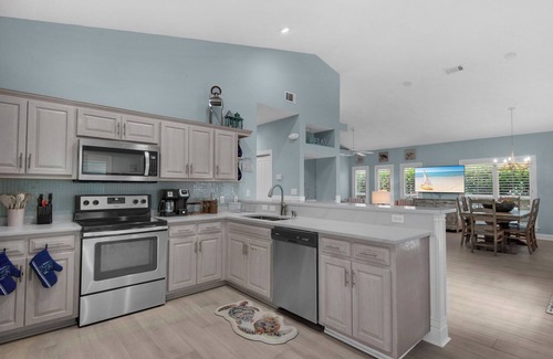 Crystal Shores House | Cottage Near Pool, Walk to Beach, Cafe, and Shopping