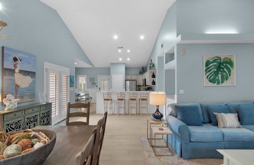 Crystal Shores House | Cottage Near Pool, Walk to Beach, Cafe, and Shopping