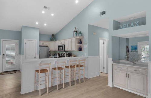 Crystal Shores House | Cottage Near Pool, Walk to Beach, Cafe, and Shopping
