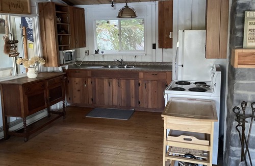Bala Cottage | Cottage on Moon River w/Fantastic Deck! (pet friendly)