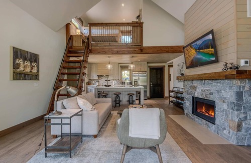Eureka House | Cottage on the 10th Tee – Beautiful Stay for 7 w/Hot Tub & Fire Pit